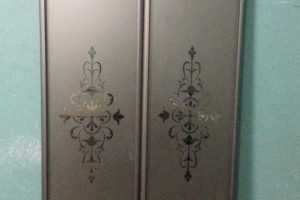 При сборке раздвижных дверей использовались следующие материалы:
- алюминиевый профиль, цвет матовая шампань;
- зеркало бронза с нанесением пескоструйного рисунка (рисунок клиента).